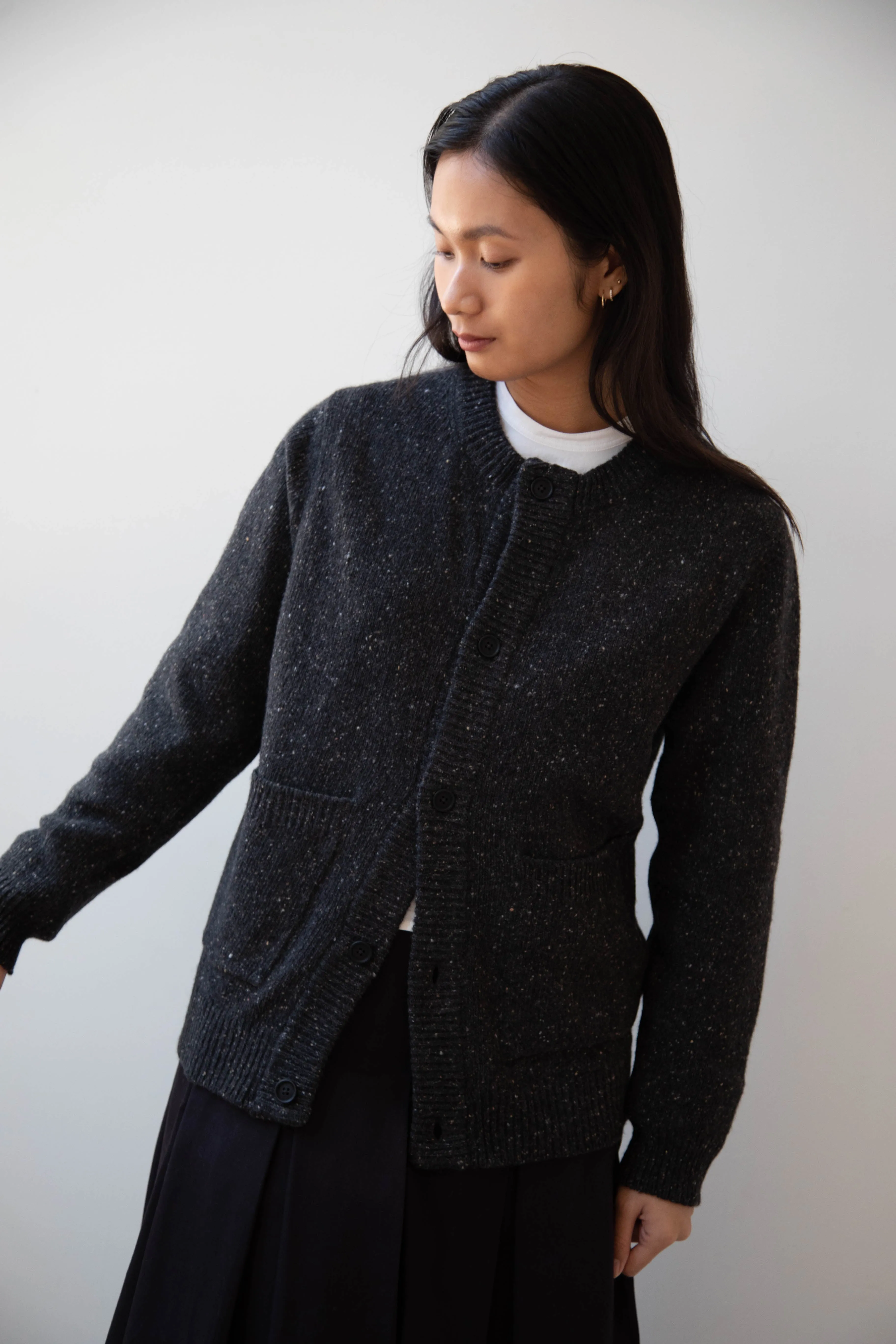 Evan Kinori | Crewneck Cardigan in Charcoal Donegal