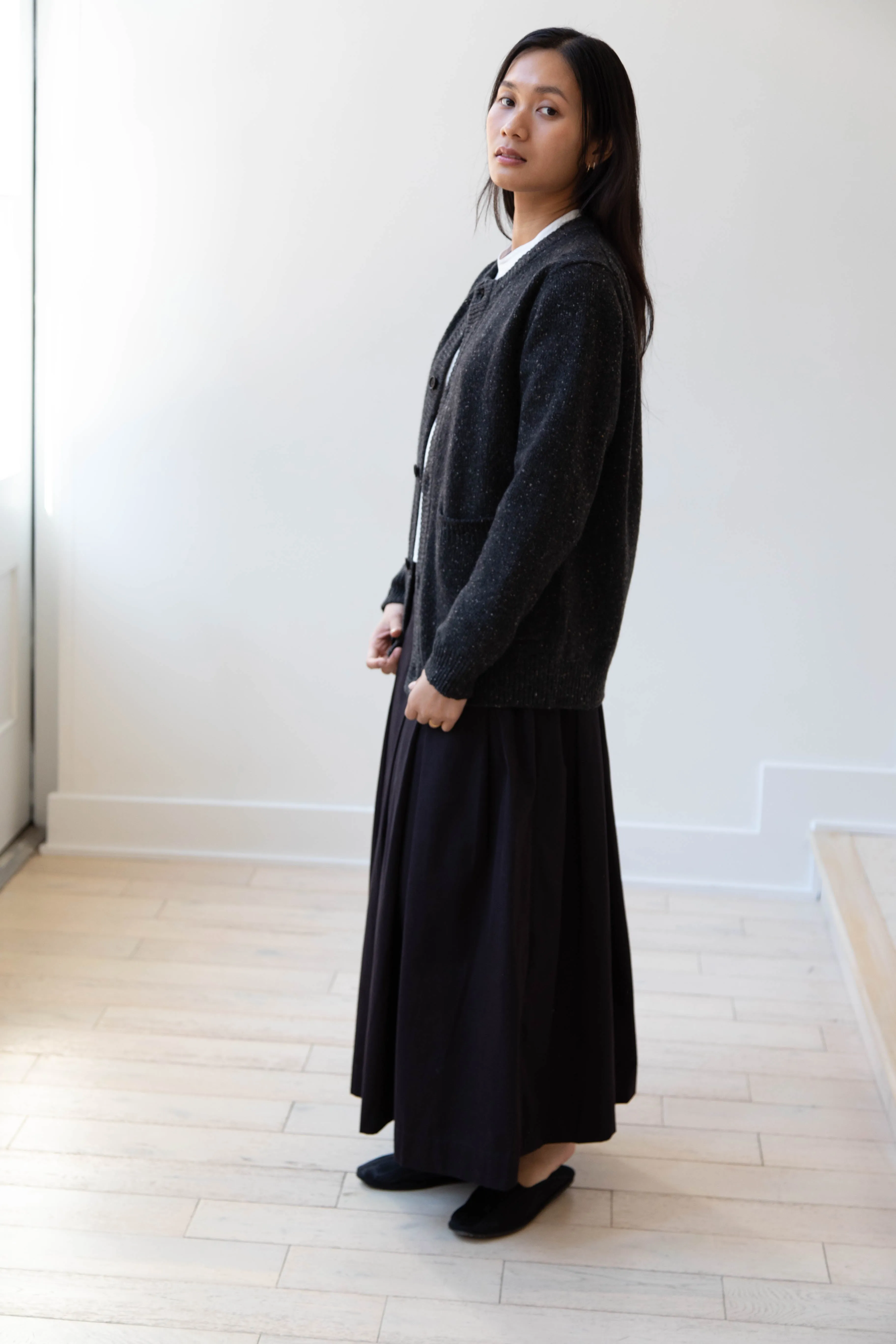 Evan Kinori | Crewneck Cardigan in Charcoal Donegal
