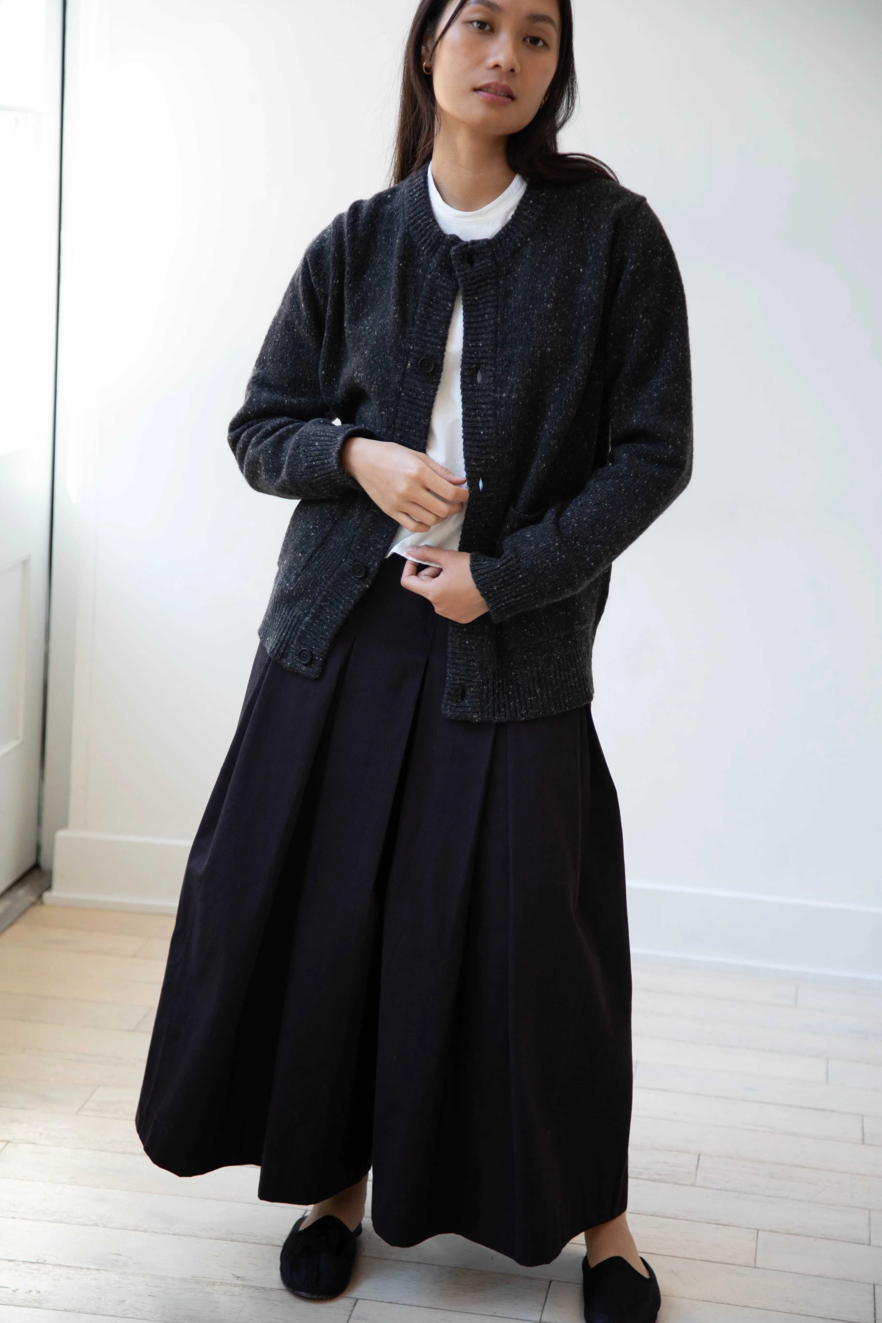 Evan Kinori | Crewneck Cardigan in Charcoal Donegal