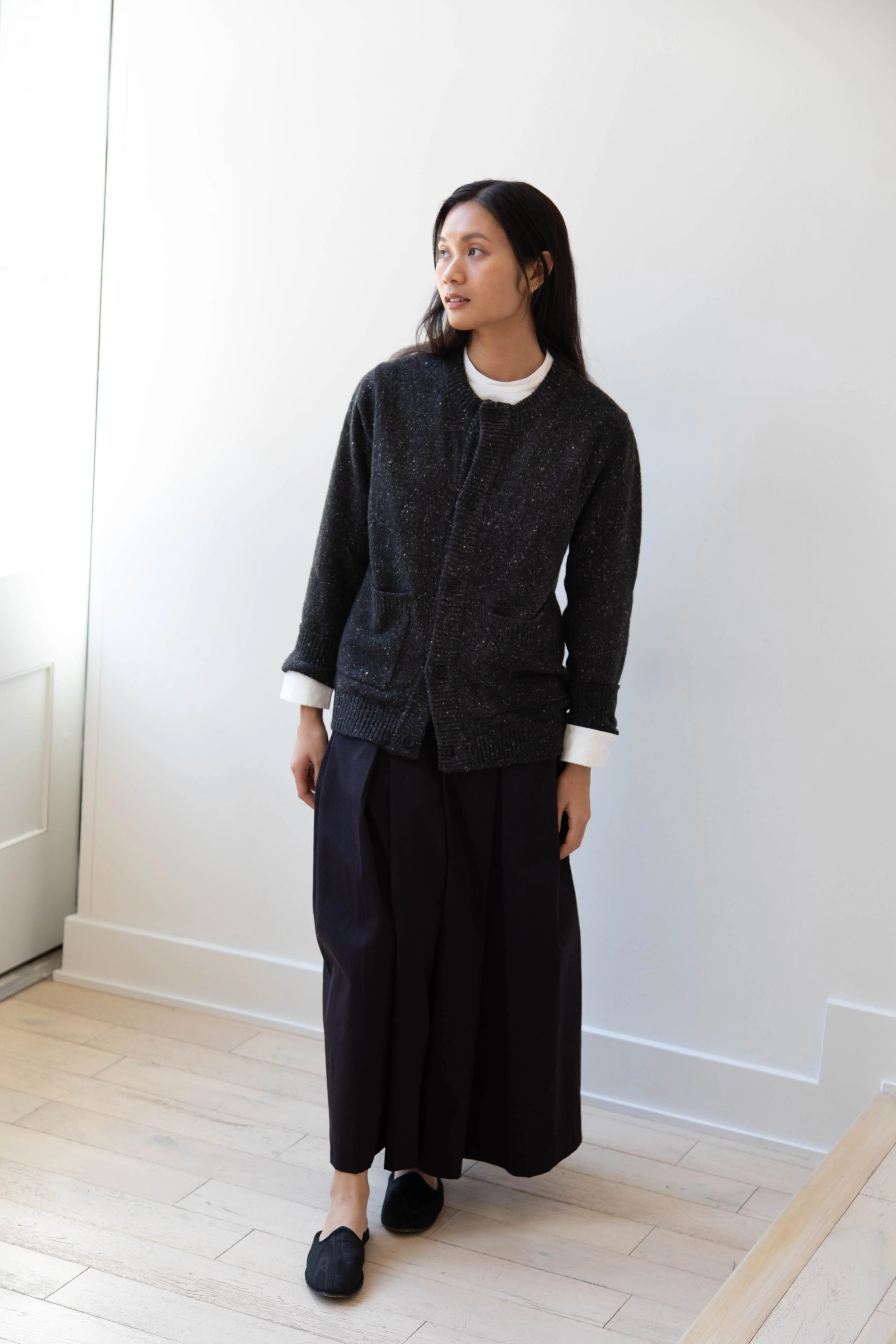 Evan Kinori | Crewneck Cardigan in Charcoal Donegal