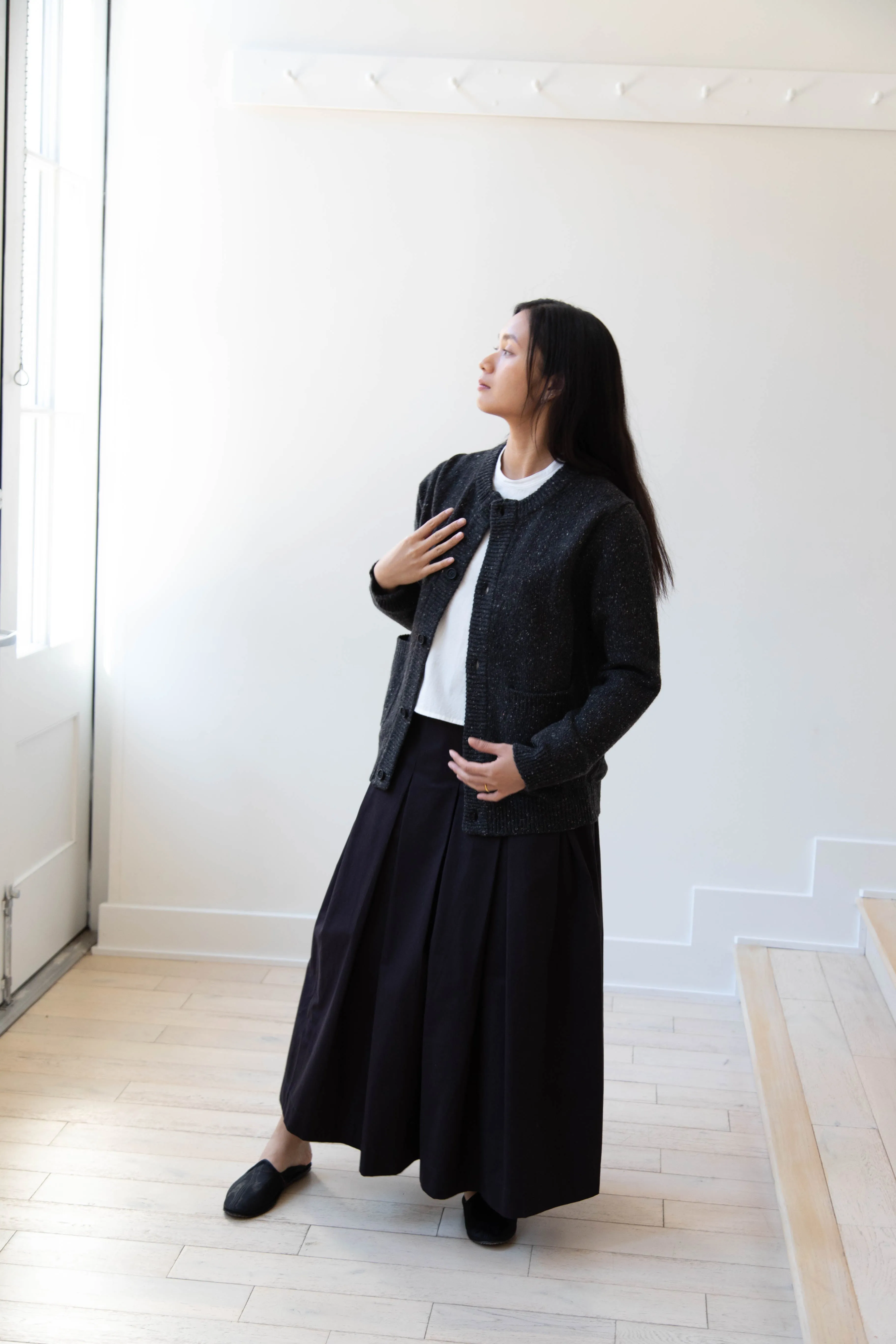 Evan Kinori | Crewneck Cardigan in Charcoal Donegal