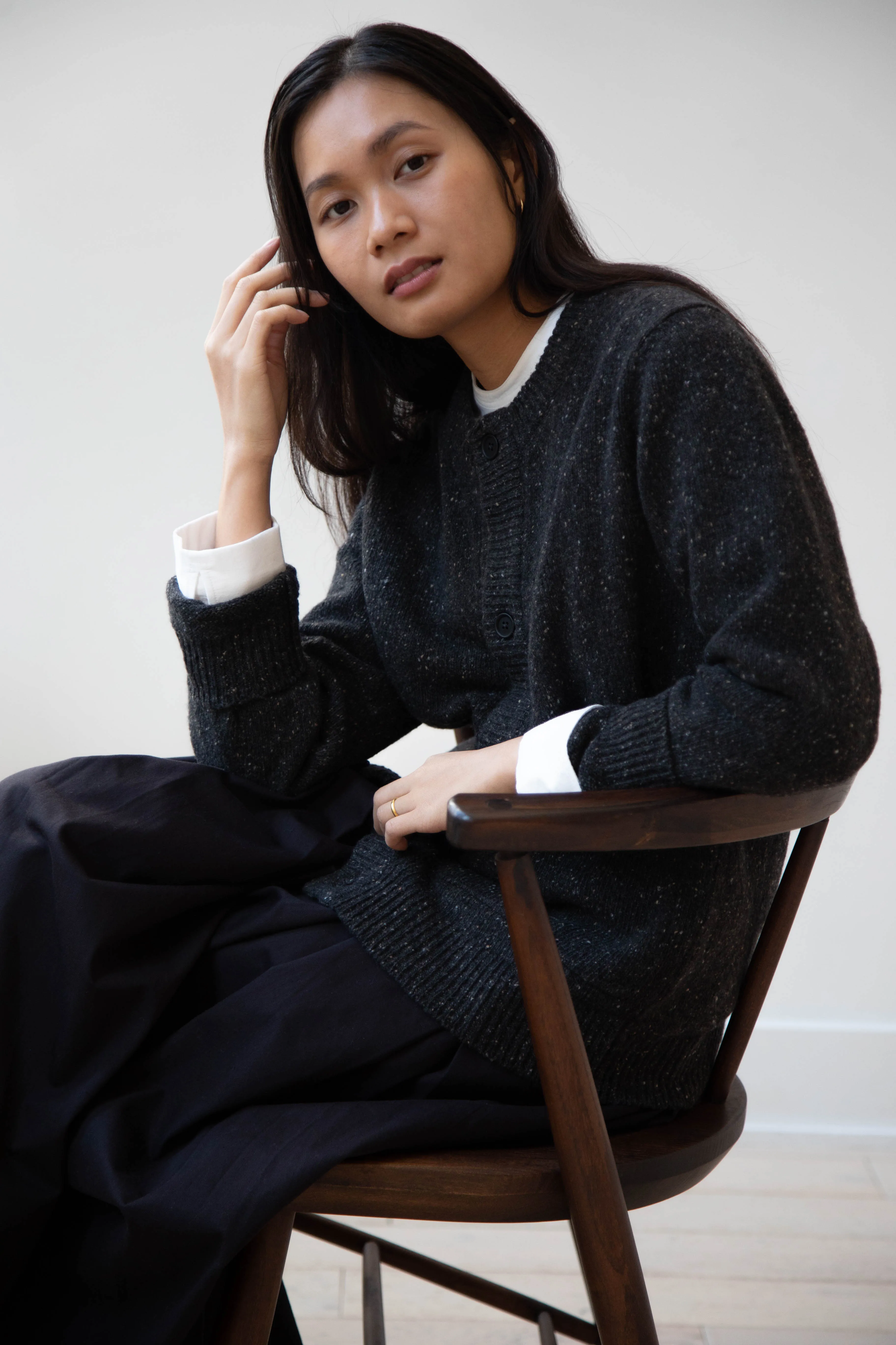 Evan Kinori | Crewneck Cardigan in Charcoal Donegal
