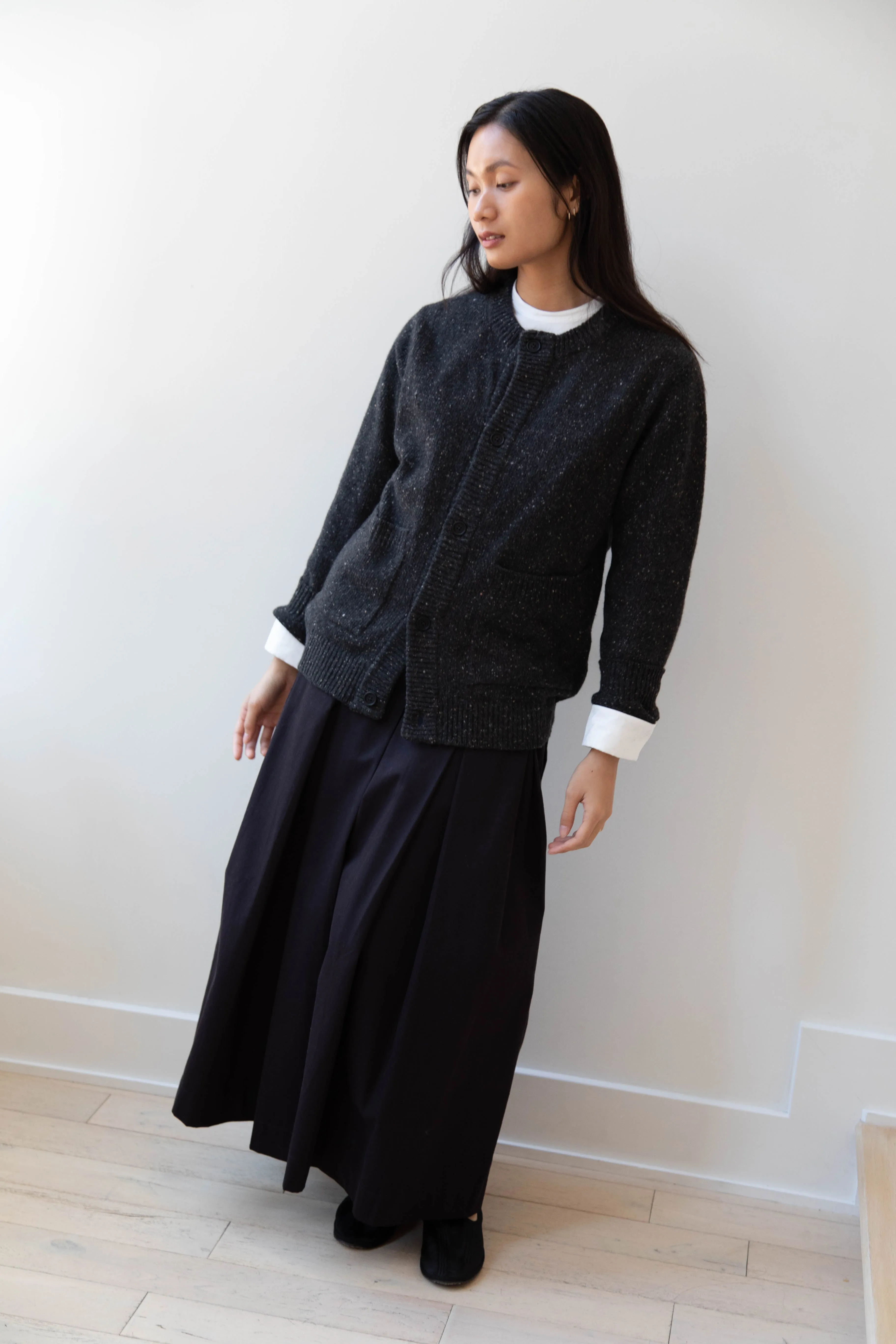 Evan Kinori | Crewneck Cardigan in Charcoal Donegal