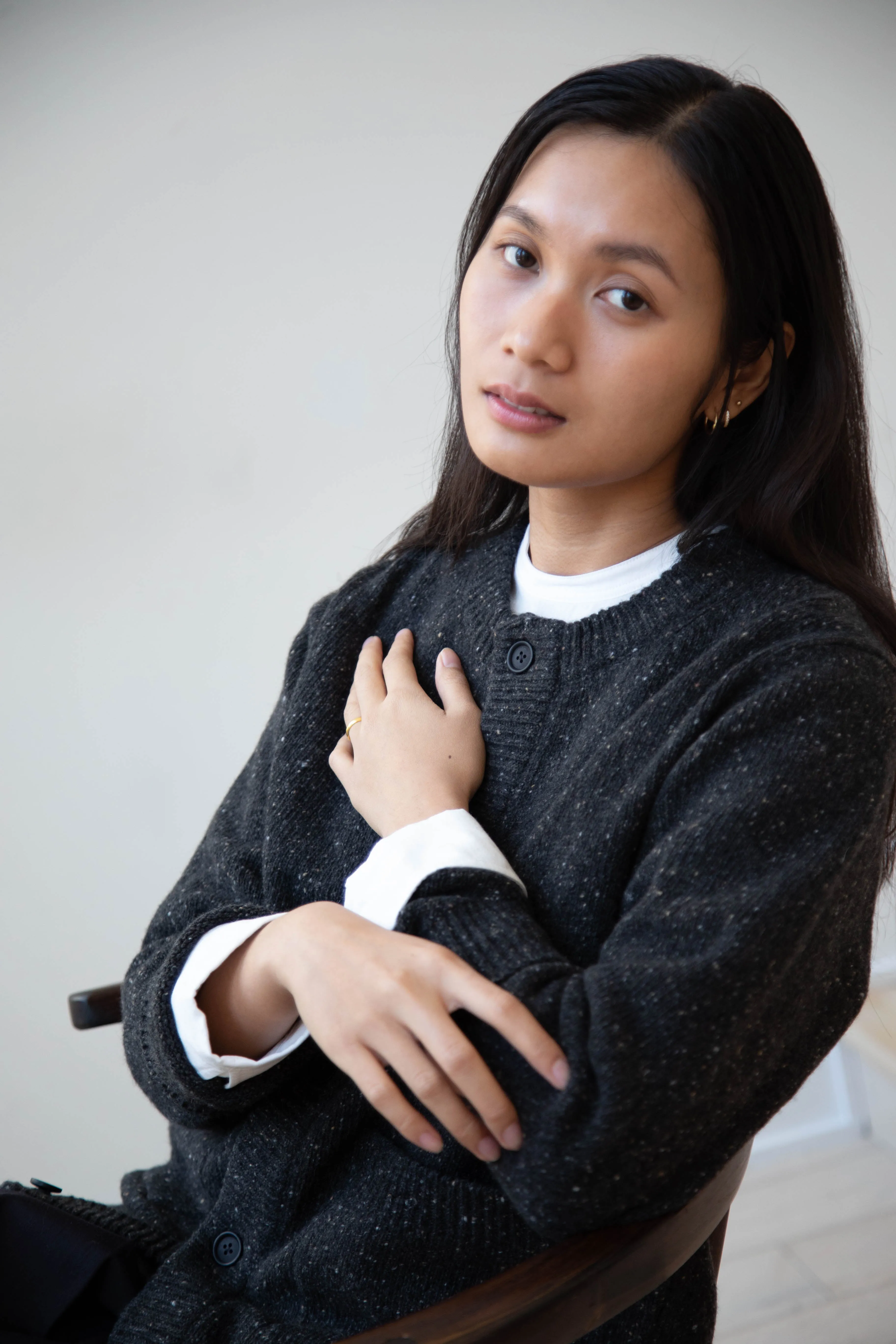 Evan Kinori | Crewneck Cardigan in Charcoal Donegal