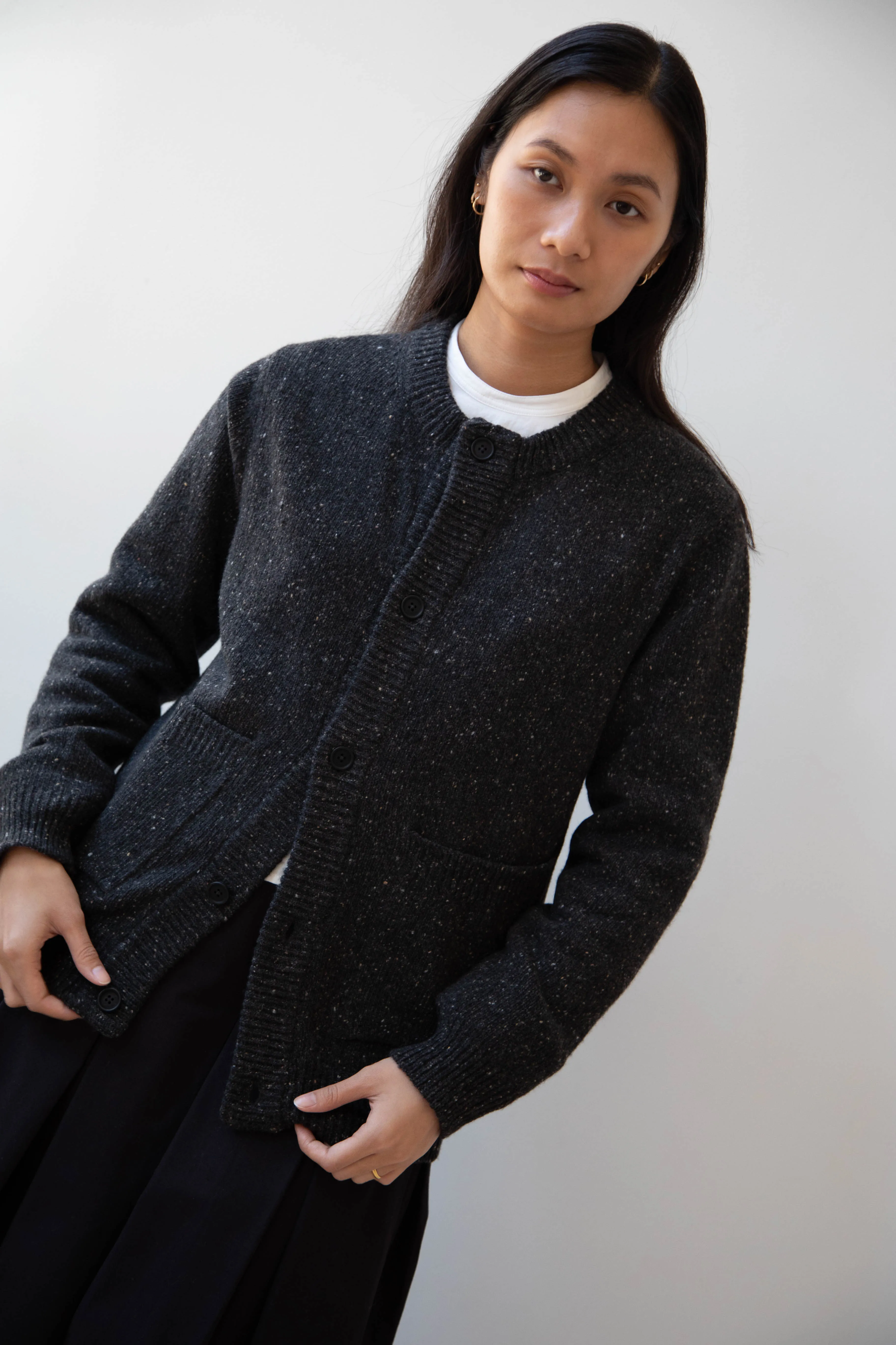 Evan Kinori | Crewneck Cardigan in Charcoal Donegal