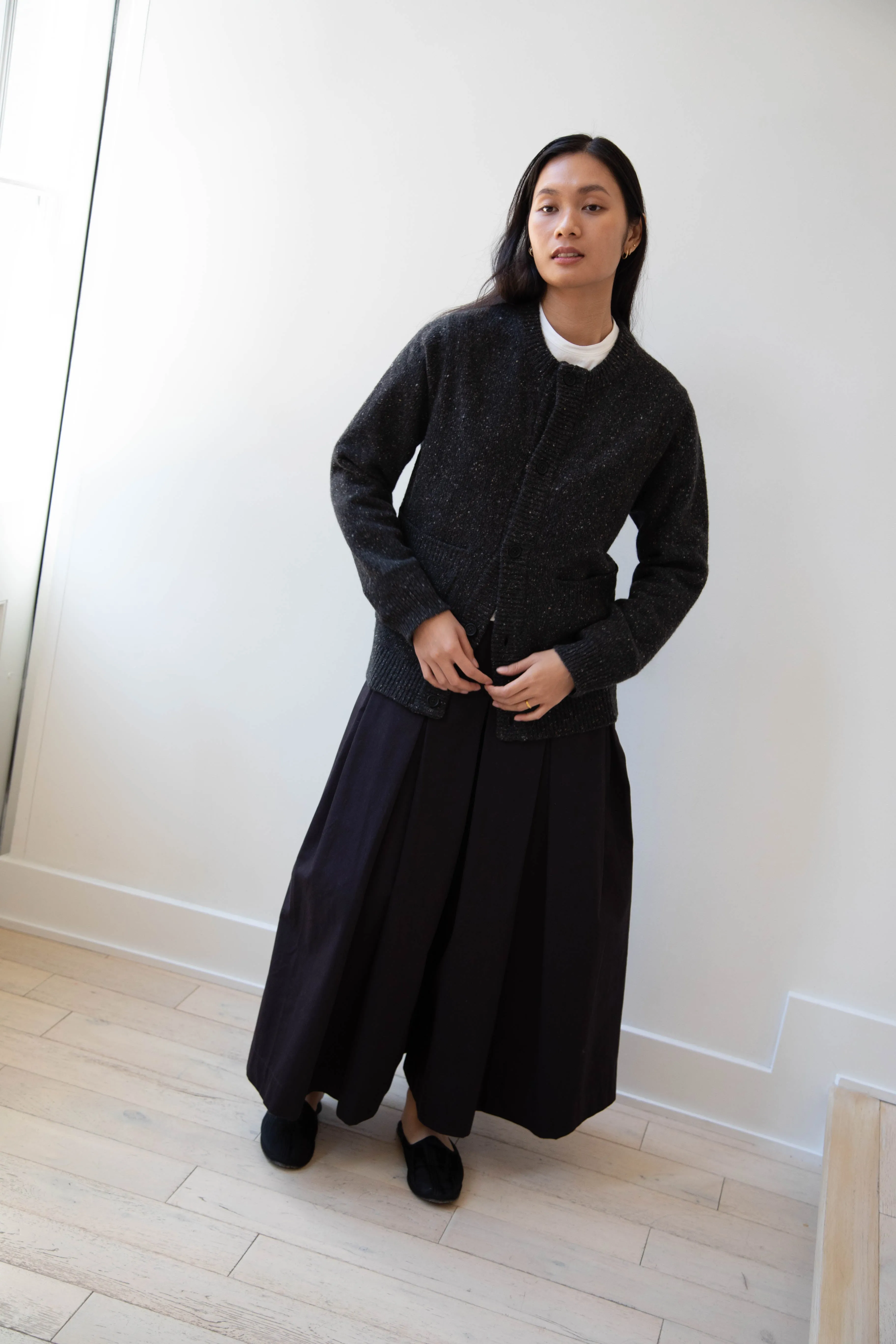 Evan Kinori | Crewneck Cardigan in Charcoal Donegal