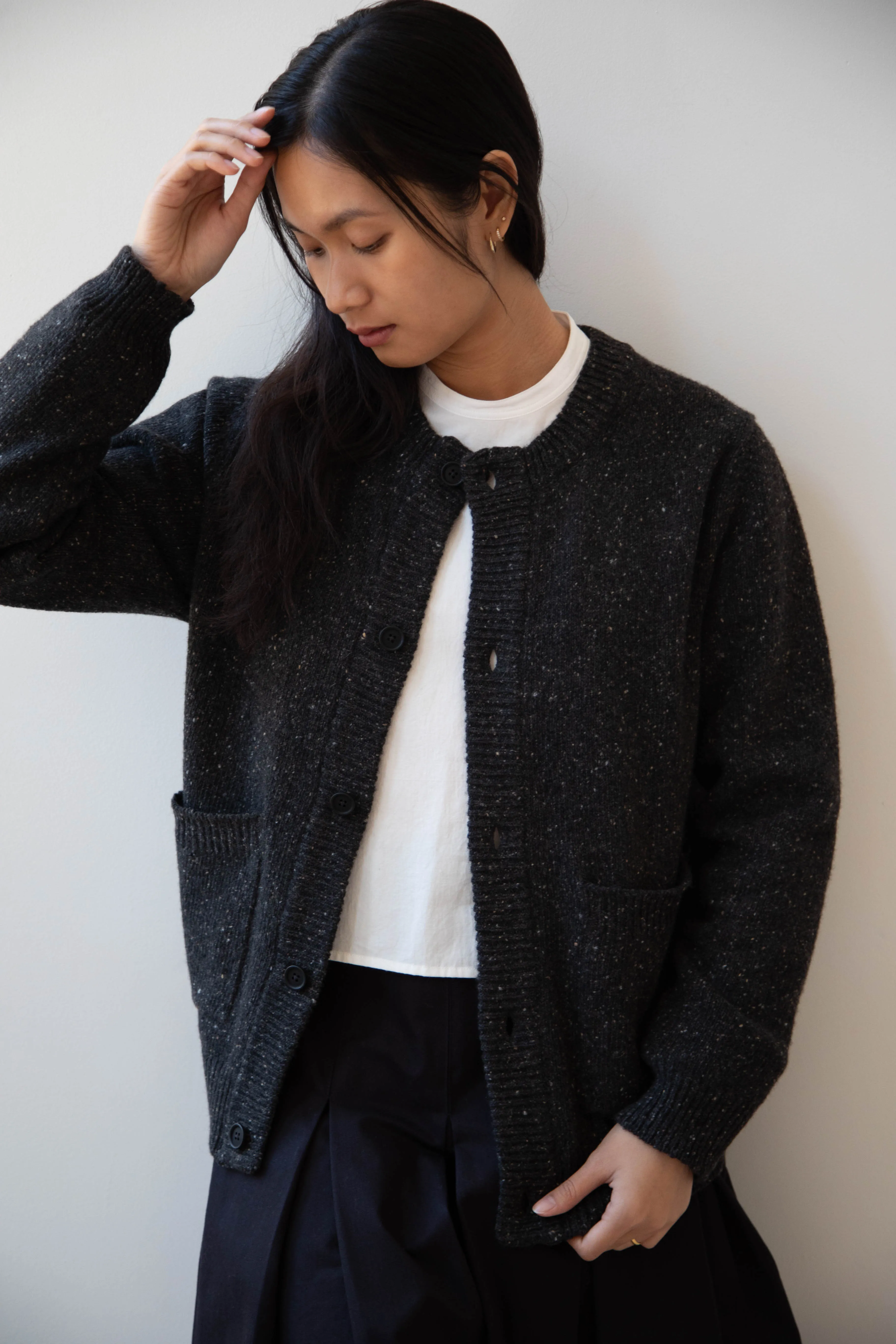 Evan Kinori | Crewneck Cardigan in Charcoal Donegal