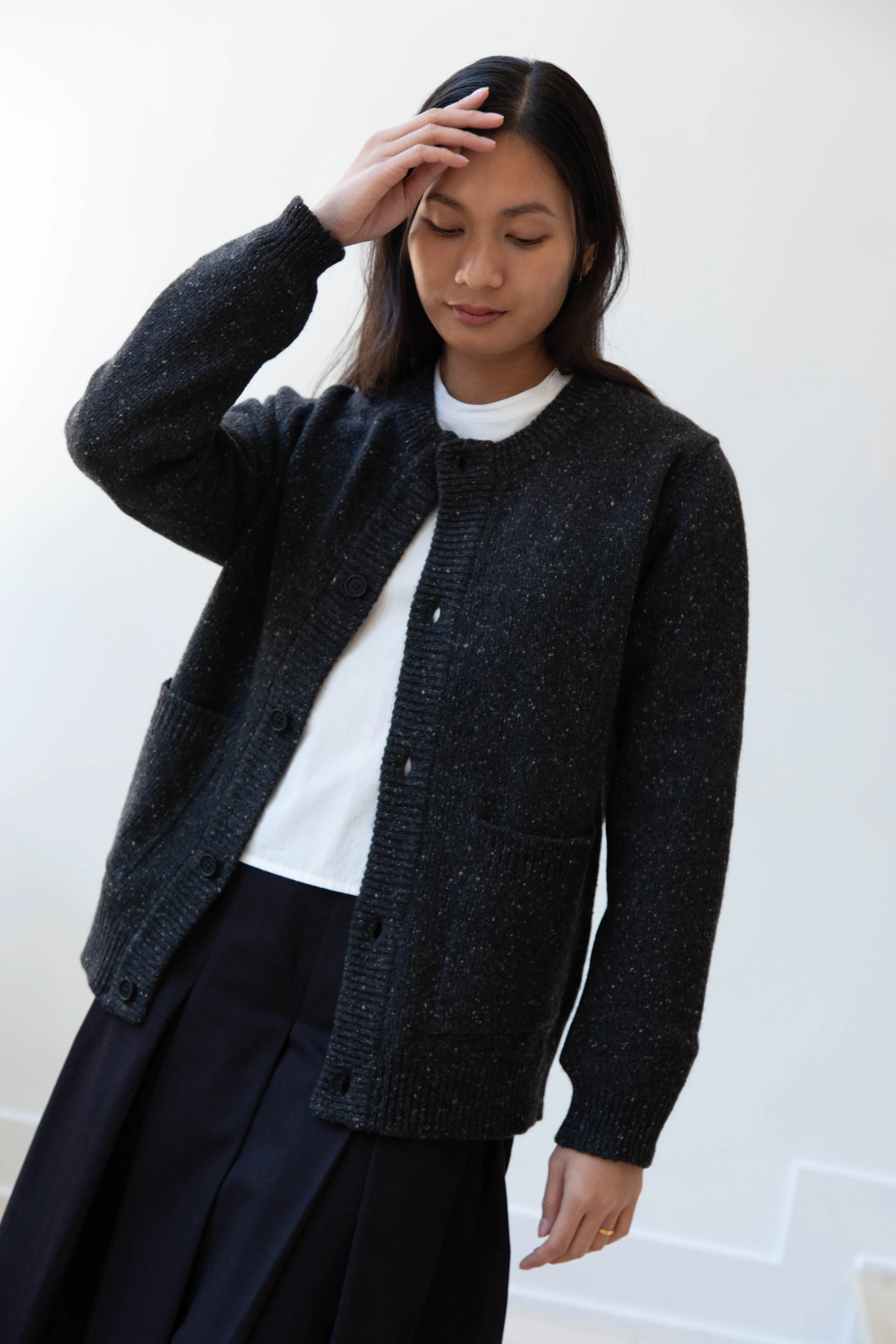 Evan Kinori | Crewneck Cardigan in Charcoal Donegal