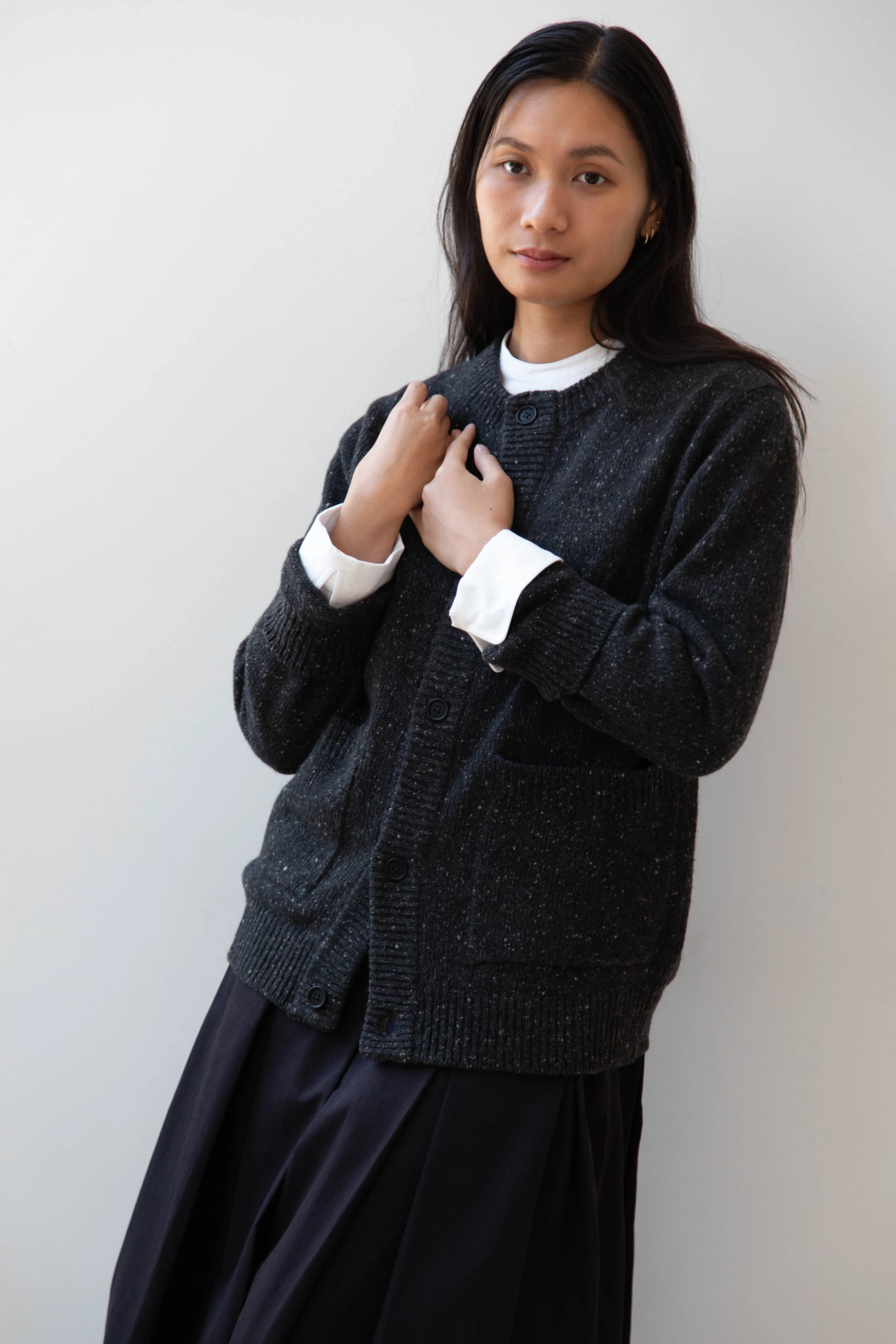 Evan Kinori | Crewneck Cardigan in Charcoal Donegal