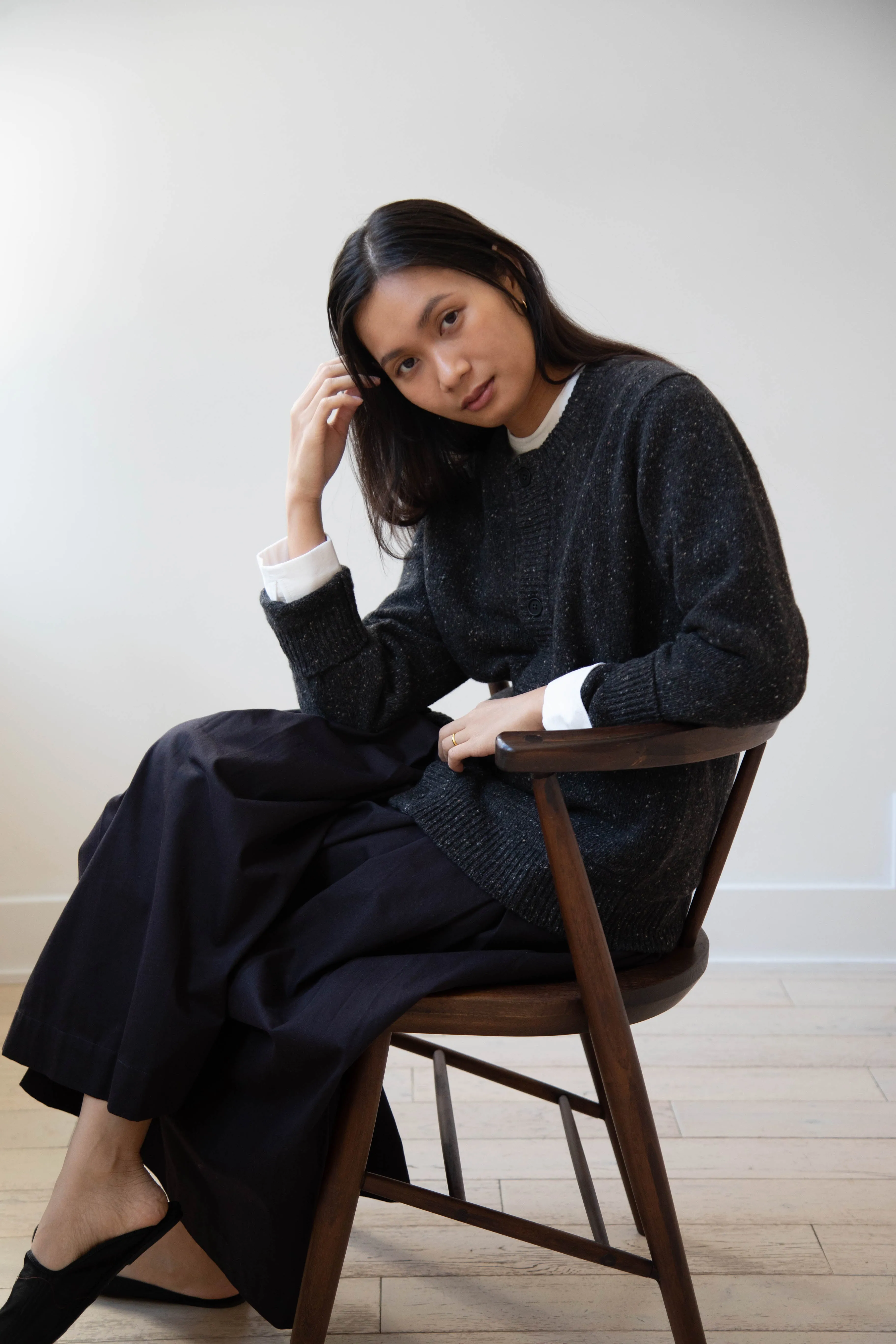 Evan Kinori | Crewneck Cardigan in Charcoal Donegal