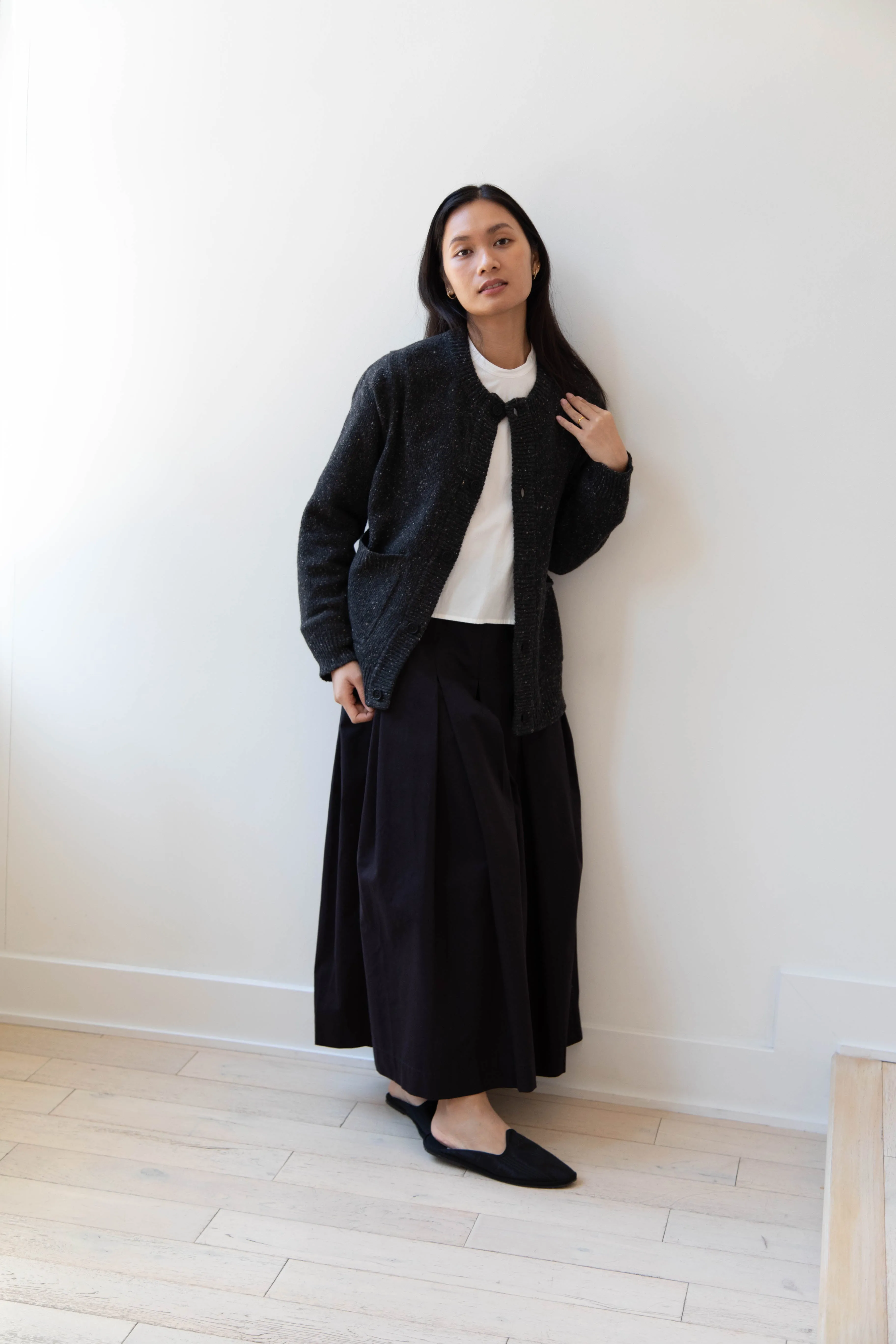 Evan Kinori | Crewneck Cardigan in Charcoal Donegal
